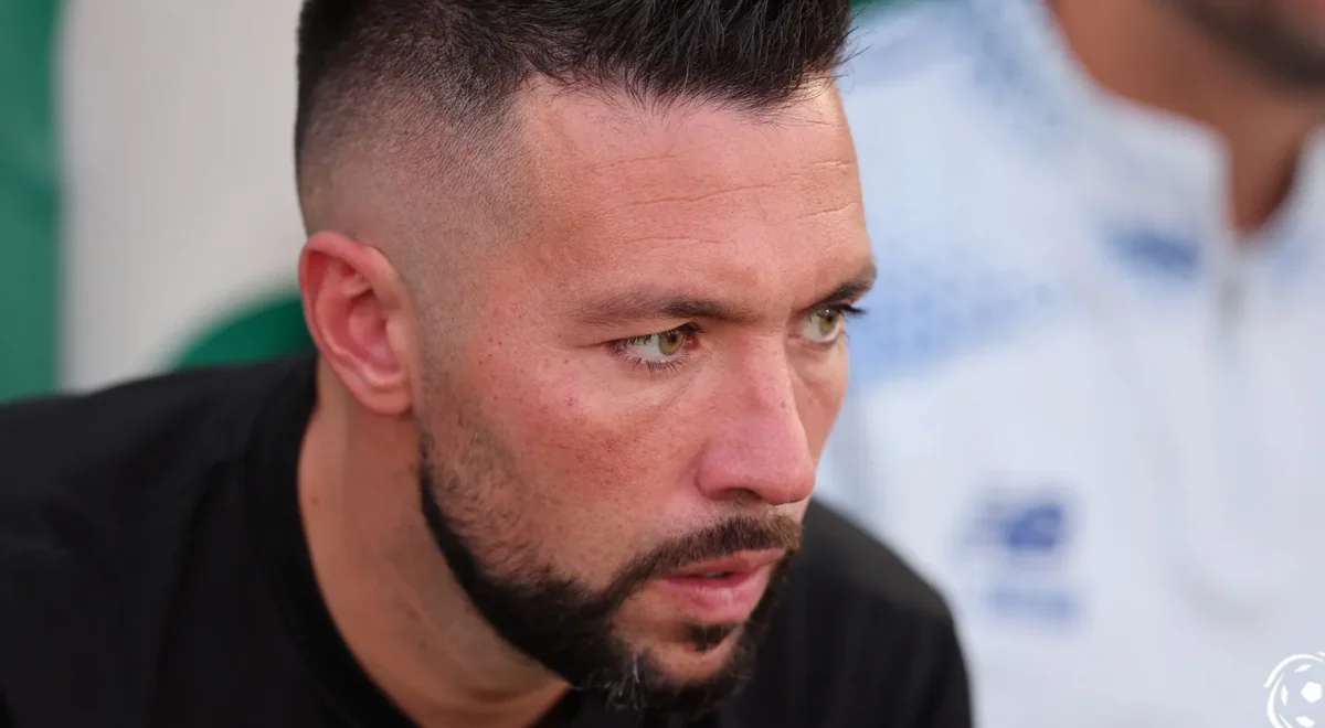 Francesco-Farioli-FC-Porto.jpg Francesco Farioli em conferência de imprensa: «Considero que talvez apenas durante 30 segundos não estivemos ao nível necessário»