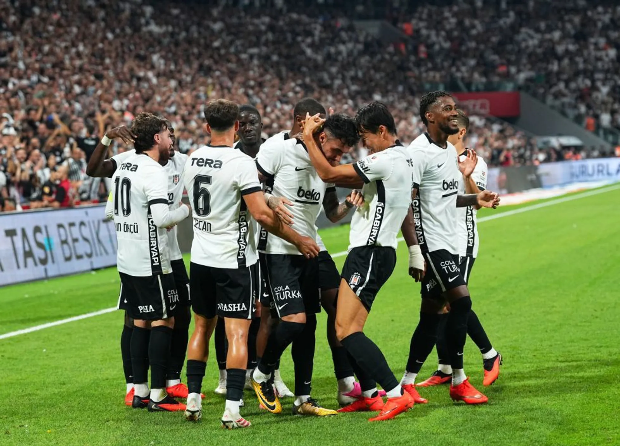 Usta yazarlar Süper Lig'de geride kalan 5 haftayı yorumladı: Beşiktaş-Galatasaray yarışına dönebilir!