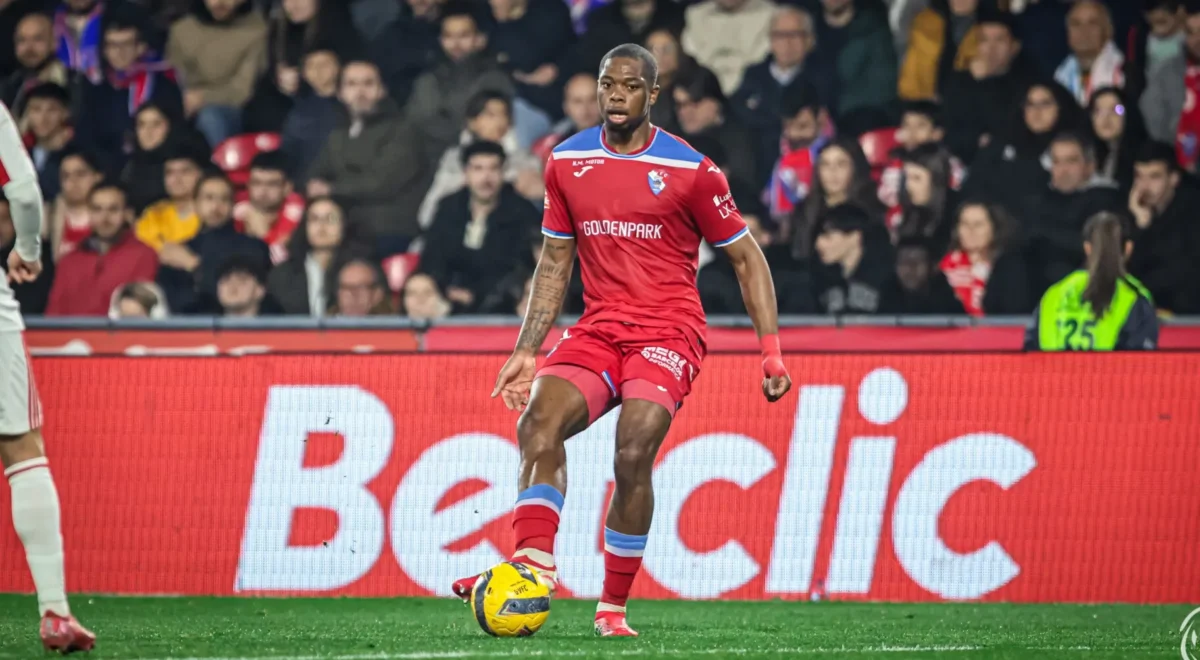 Marvin-Elimbi-Gil-Vicente.jpg Oficial: Marvin Elimbi renova contrato com o Gil Vicente