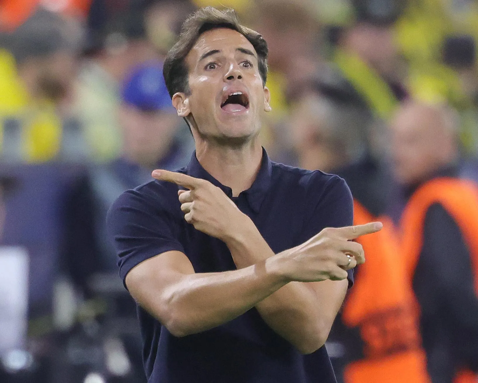 Iñigo Pérez gives directions to his players