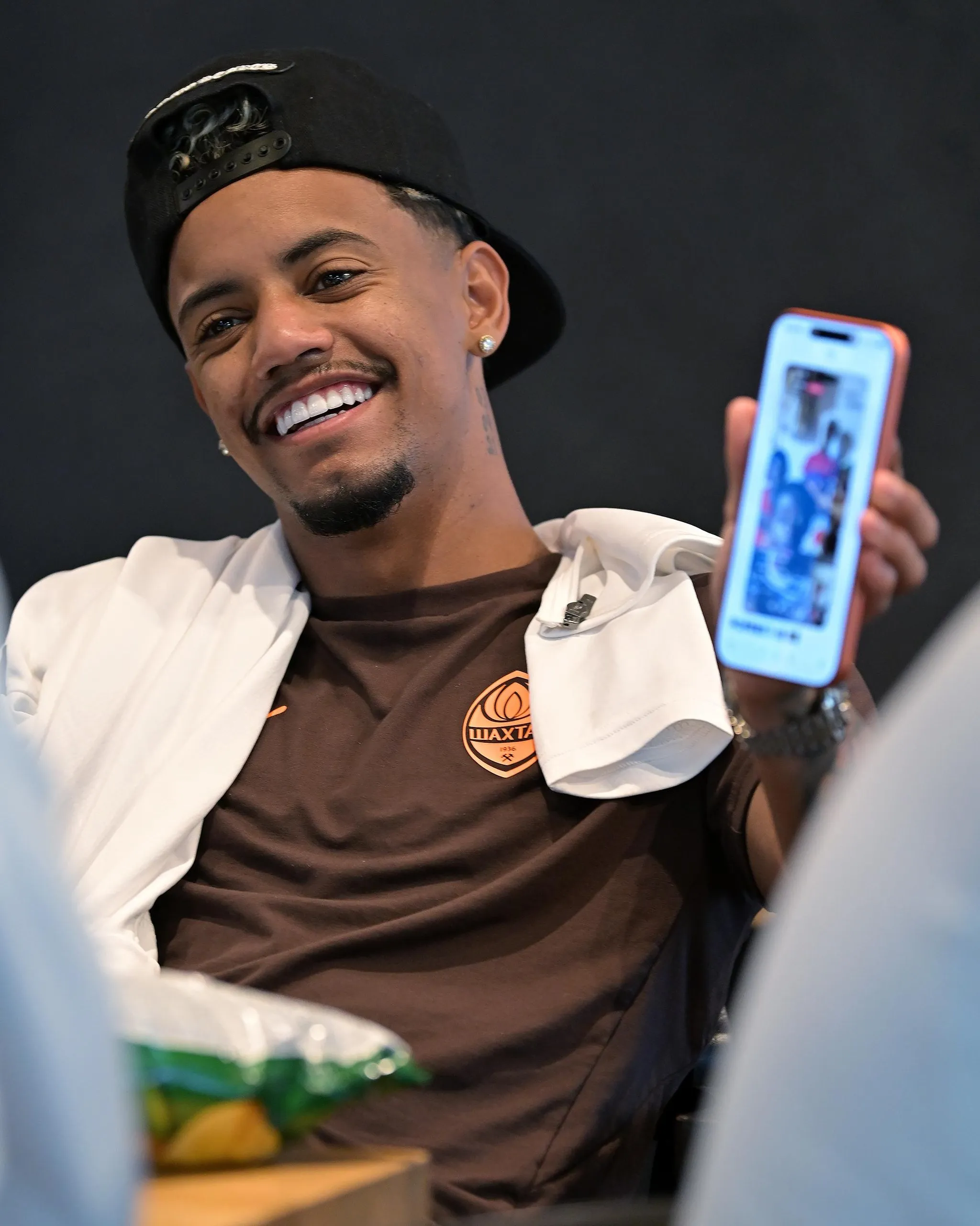 Newertton, one of Shakhtar’s many Brazilians, is unfazed by the journey at Rzeszow airport.