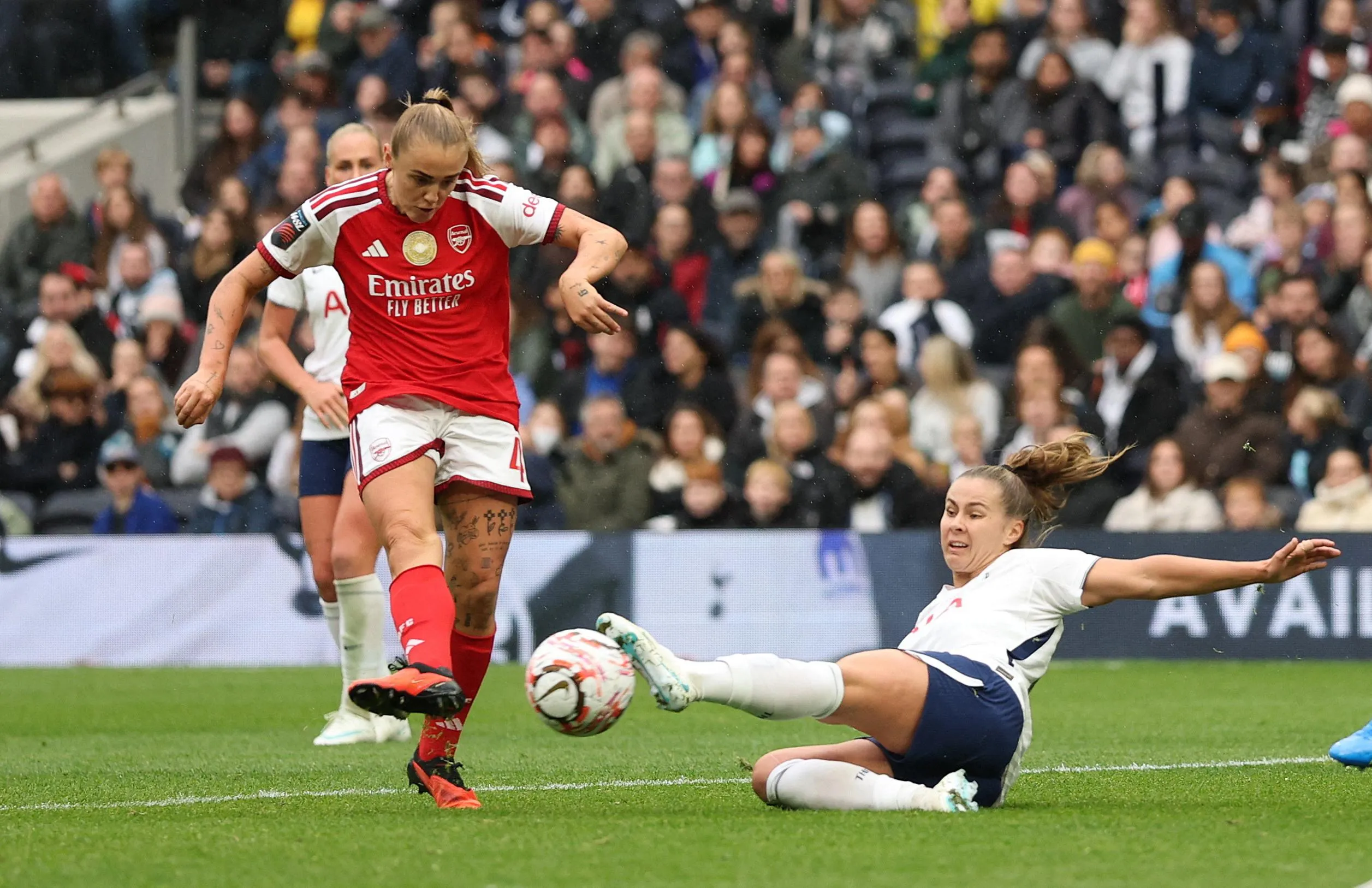 Georgia Stanway equalises for Arsenal.
