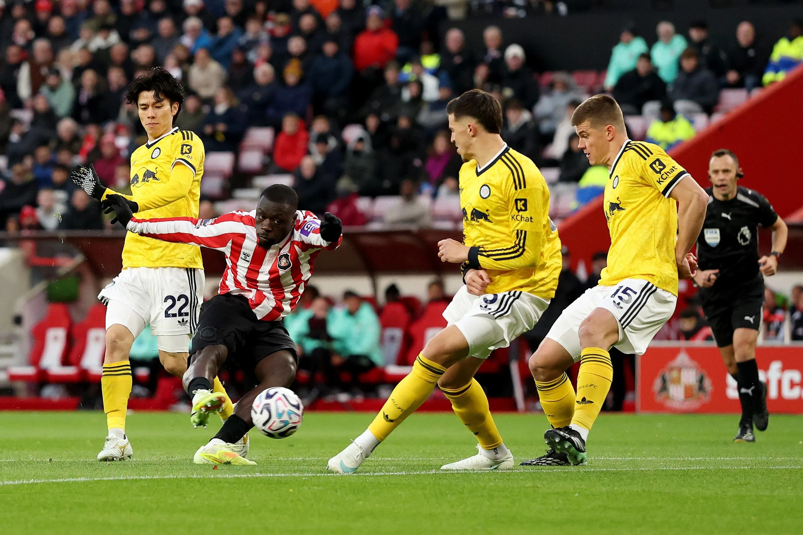 Brian Brobbey shoots at goal