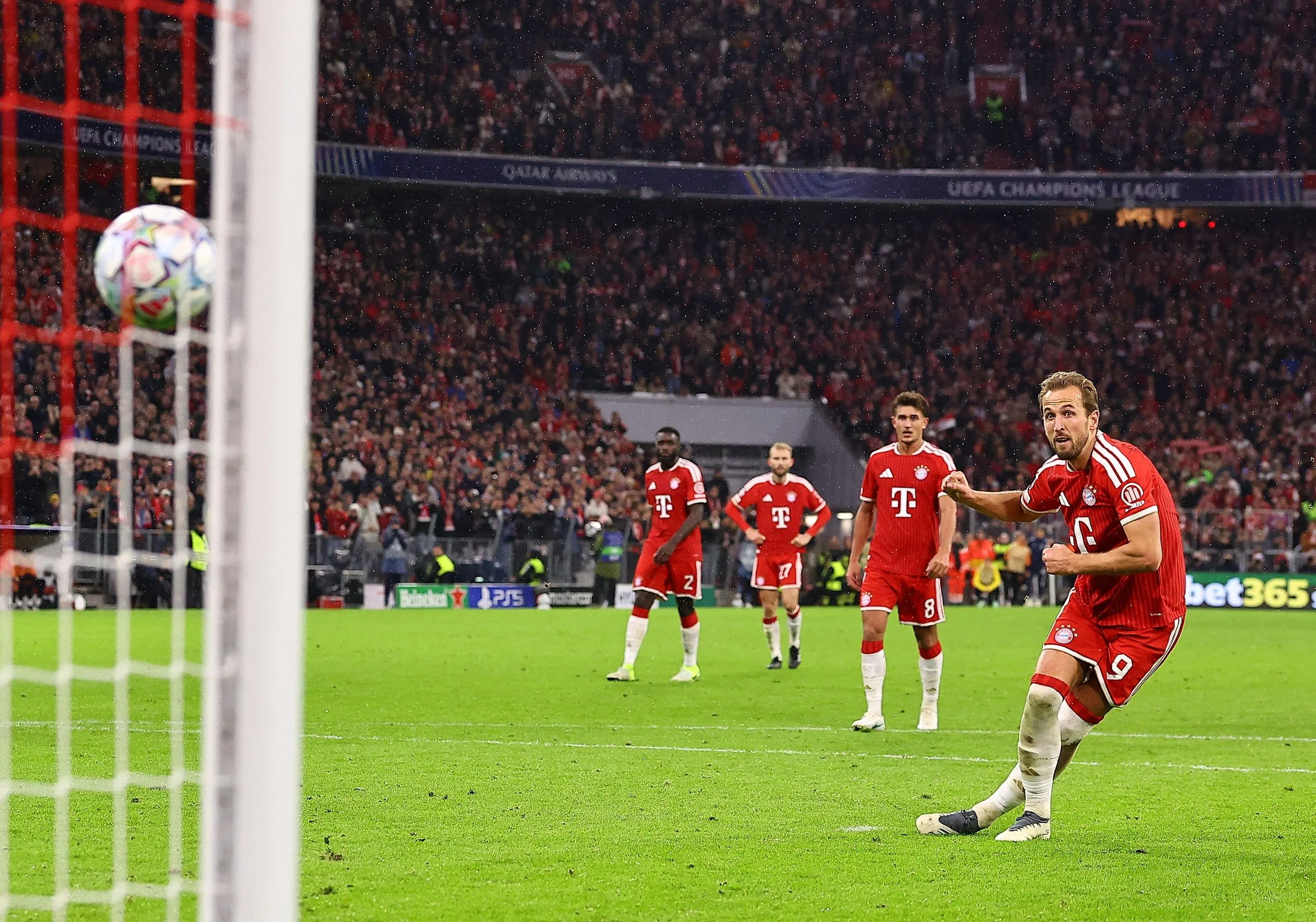 Harry Kane lashes in from the spot to put Bayern Munich 2-1 ahead