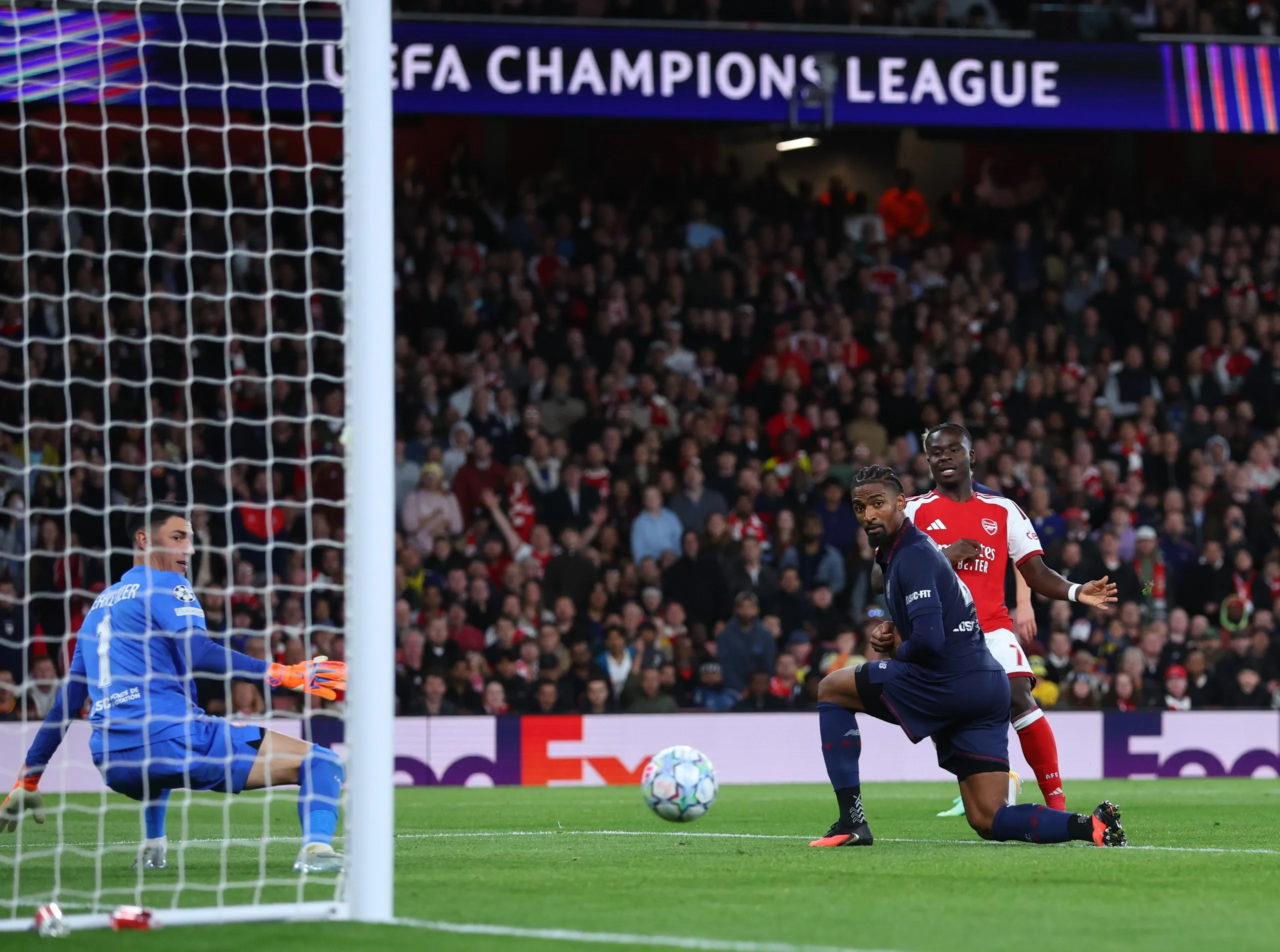 Bukayo Saka slots home for Arsenal’s third goal.