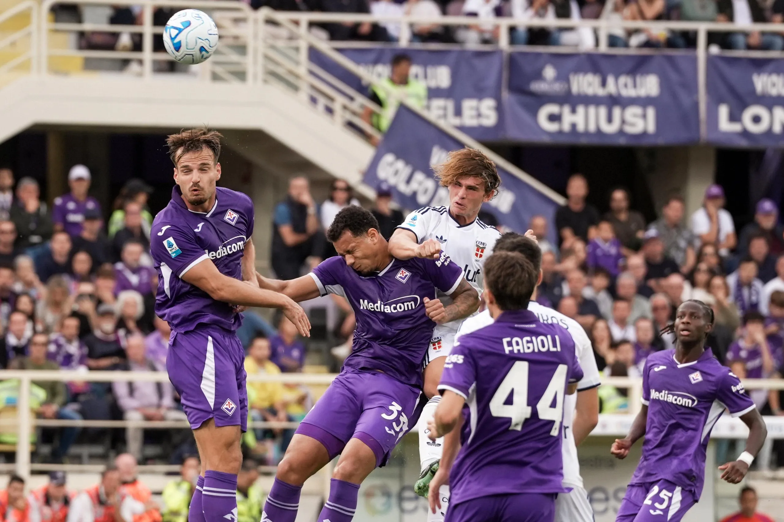 Nico Paz heads the ball for Como against Fiorentina.