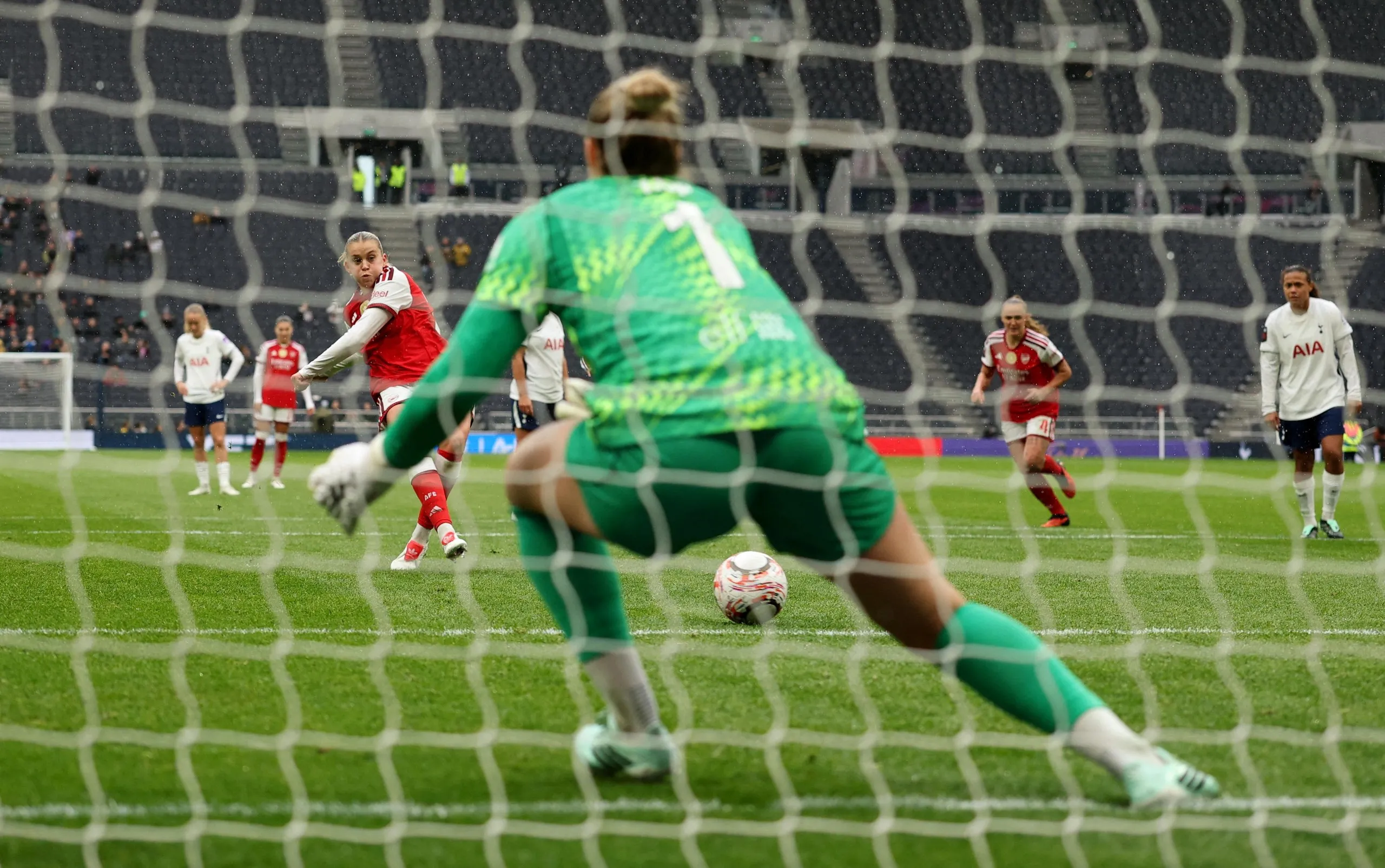 Alessia Russo scores a penalty for Arsenal