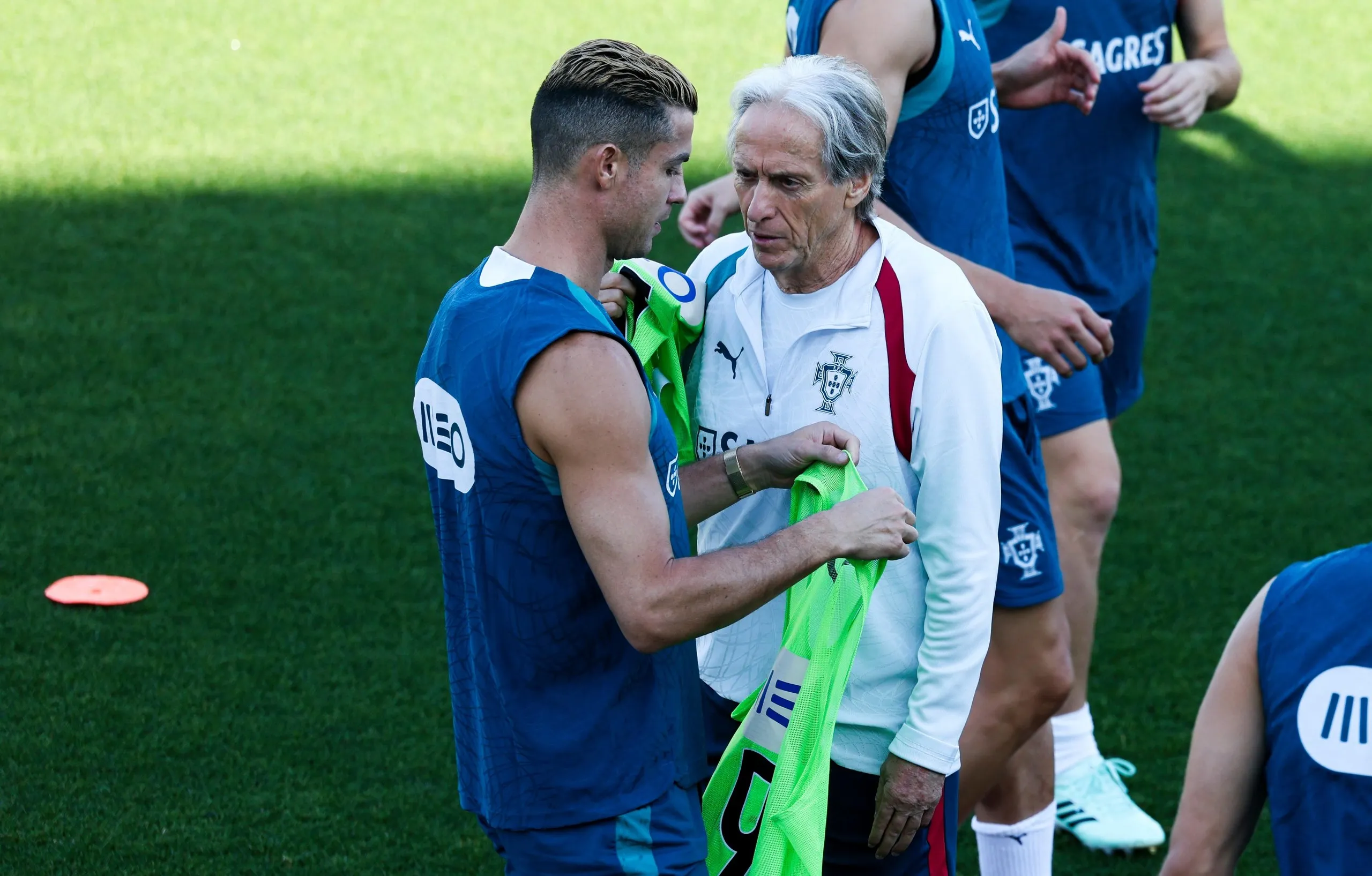 Portugal’s head coach Jorge Jesus speaks with player Cristiano Ronaldo (L) during a training session ahead of the Nations League match against Wales