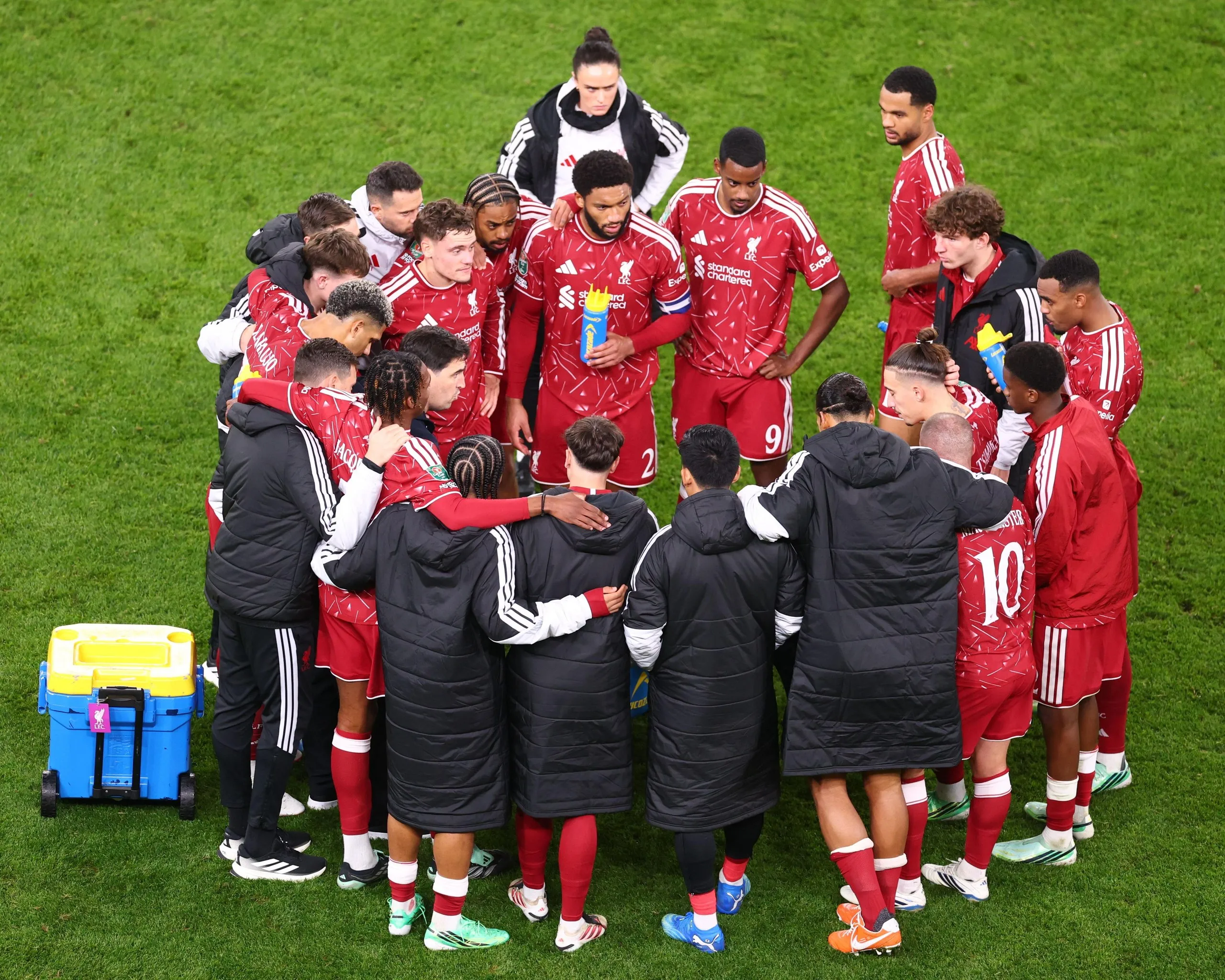 Andoni Iraola conducts a Liverpool team huddle.