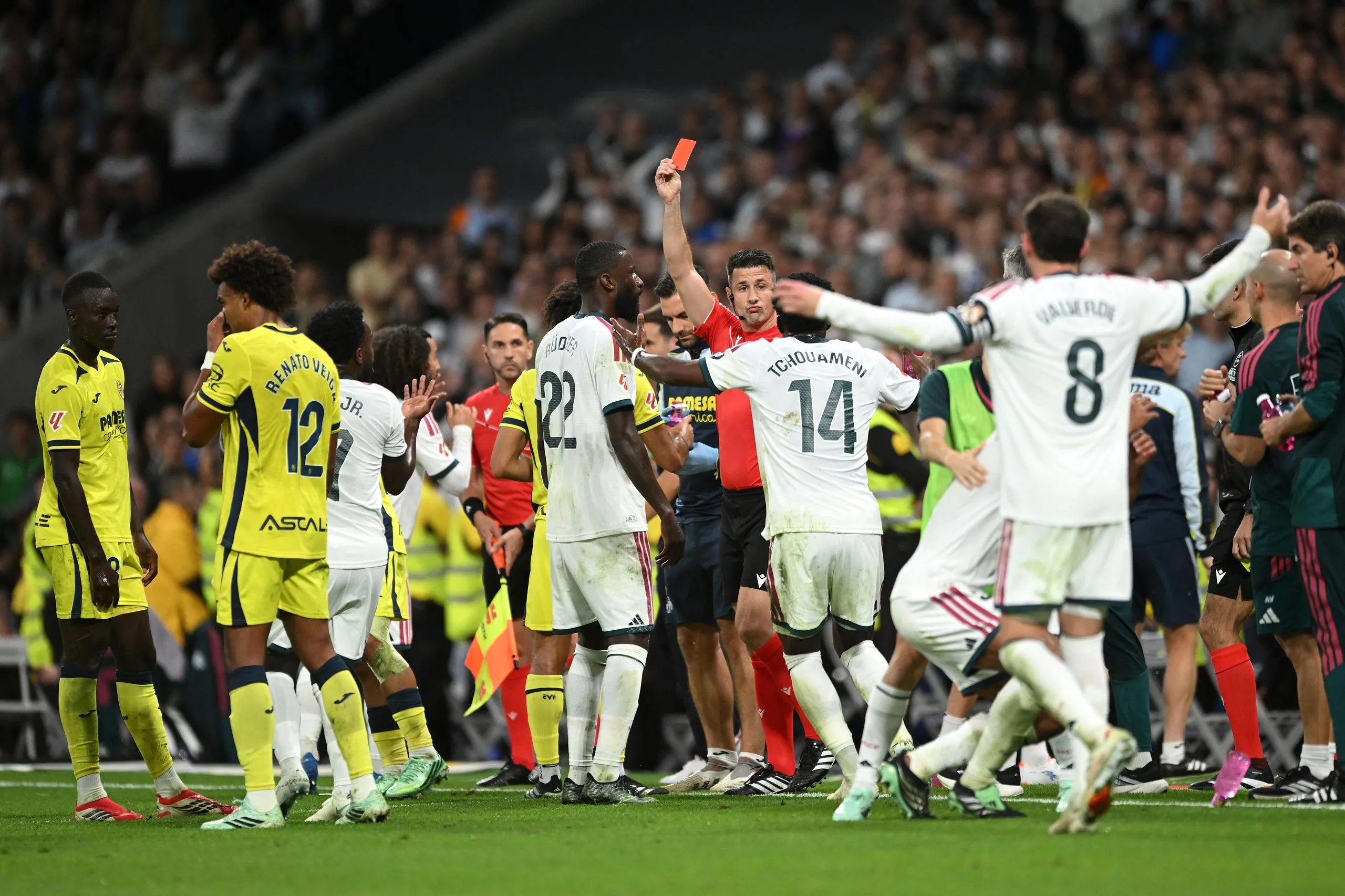Players react as the referee, Isidro Díaz de Mera Escuderos, sends off Vinícius Júnior.