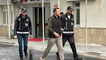 Yasin Kol et Göktuğ Hazar Erel comparaissent devant le tribunal dans une affaire d&rsquo;arbitrage