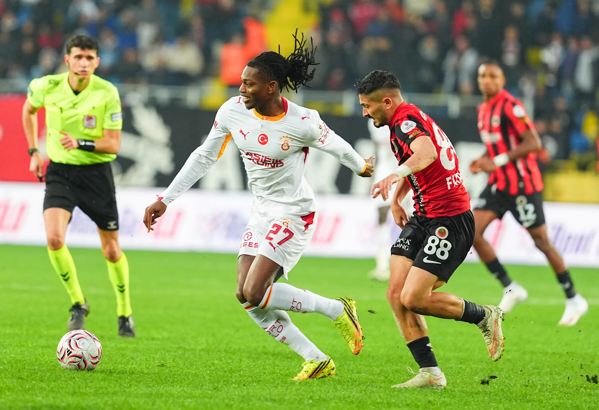 Galatasaray'da Rafael Leao Lille maçına Fenerbahçe derbisine yetişebilecek mi?