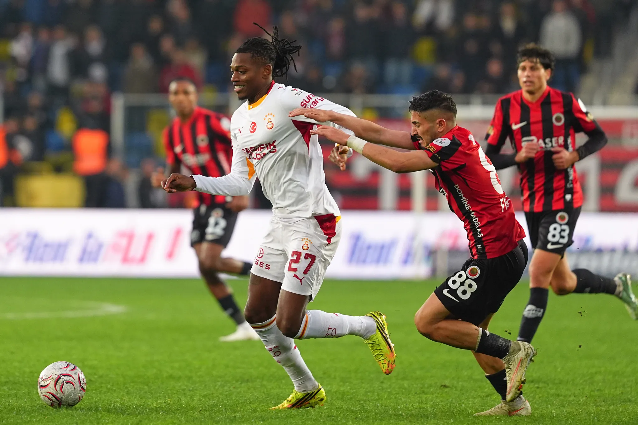 Galatasaray'da Rafael Leao Lille maçına Fenerbahçe derbisine yetişebilecek mi?