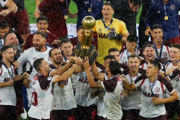 Lanús con la Recopa en el Maracaná (EFE)