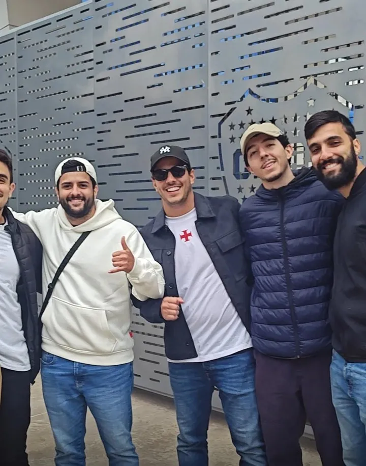Los hinchas de Vasco en la puerta de la Bombonera con