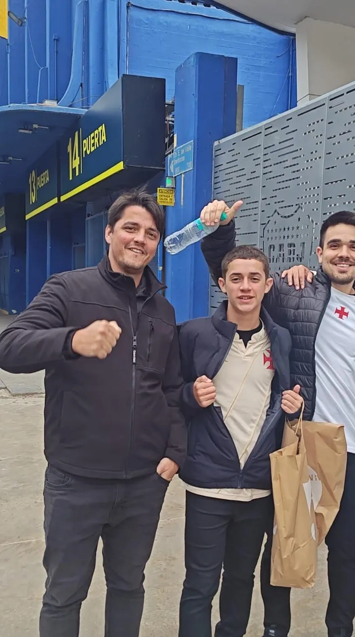 Fanáticos de Vasco en la puerta de La Bombonera