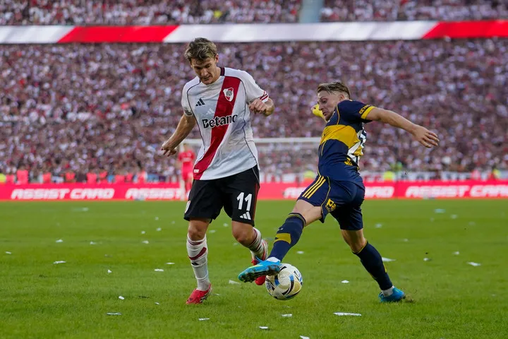 Colidio y Ascacibar en un superclásico. Foto: Maxi Failla